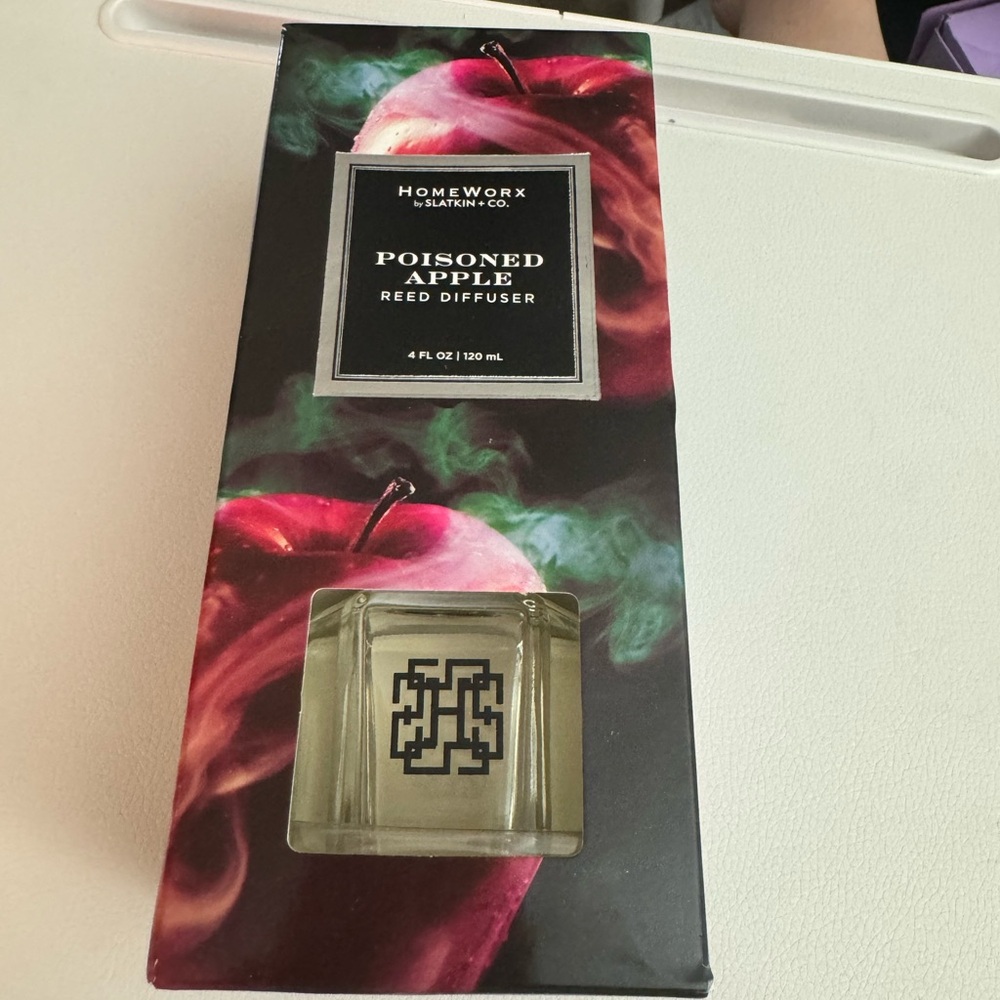 HomeWorx by Slatkin Poisoned Apple reed diffuser - Picture 2 of 5